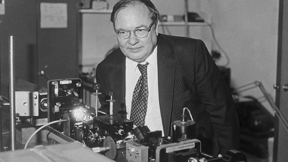 Arthur Schawlow posando con láser en el laboratorio de Stanford, Estados Unidos.