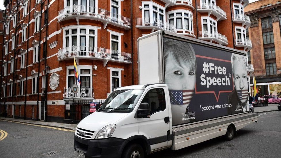 Vehículo con un cartel que defiende la "libertad de expresión" de Chelsea Manning y de Julian Assange.