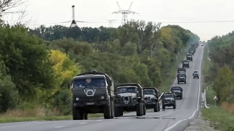 رتل من السيارات العسكرية الروسية تقترب من منطقة خاركوف، كما يقول الجيش الروسي.