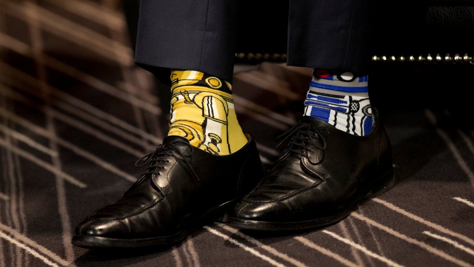 Премьер-министр Канады Джастин Трюдо в носках в стиле «Звездных войн» встречается со своим ирландским коллегой Таосич Энда Кенни во время визита в Монреаль, 4 мая 2017 г.