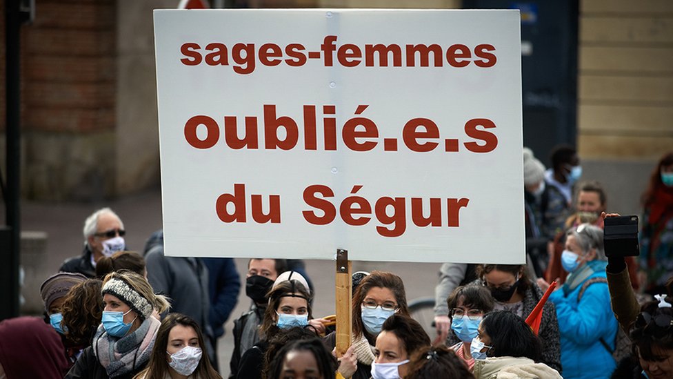 Um cartaz com linguagem neutra durante protesto na França