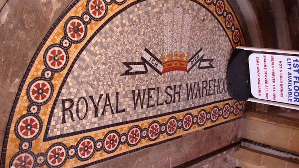 Королевский валлийский склад украшен деталями, посвященными успеху королевы Виктории и Прайс-Джонса на выставках