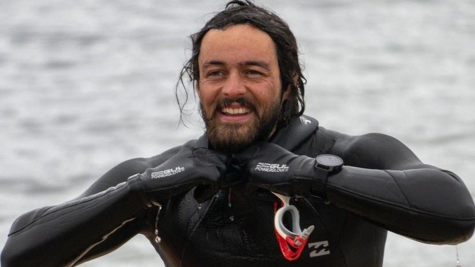 Scottish swimmer sets record between New Zealand islands - BBC News