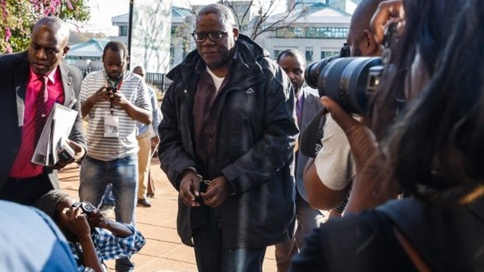 Ведущие оппозиционные деятели Зимбабве Тендаи Бити из главного оппозиционного Движения за демократические перемены прибывают в наручниках в магистратский суд Хараре 9 августа 2018 г.