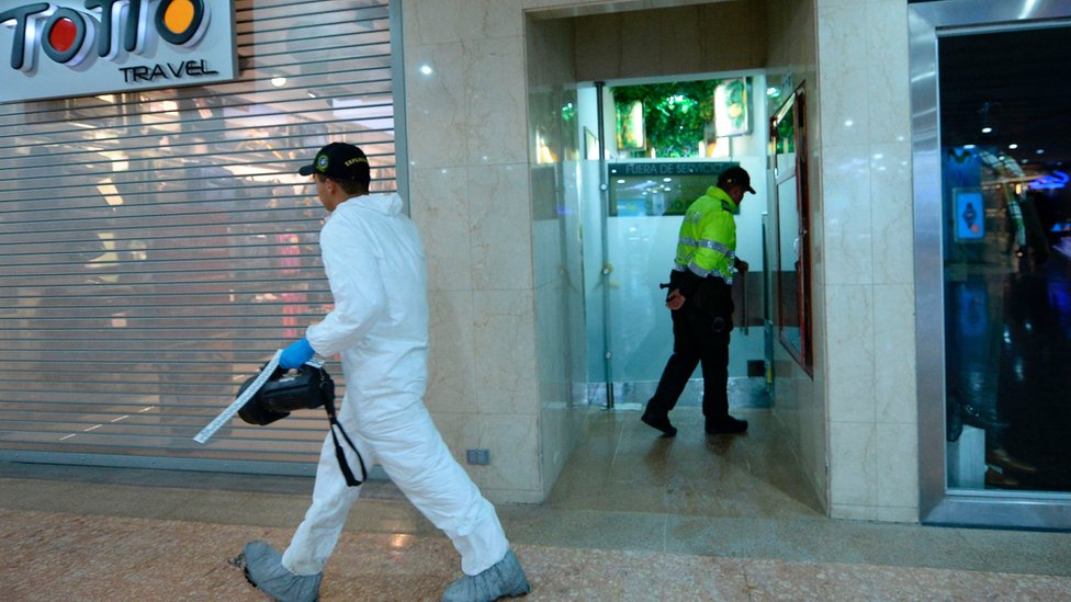 El explosivo estalló el sábado por la tarde en un baño del centro comercial. La explosión ocurrió en horas de la tarde del sábado dentro de un baño del centro comercial.