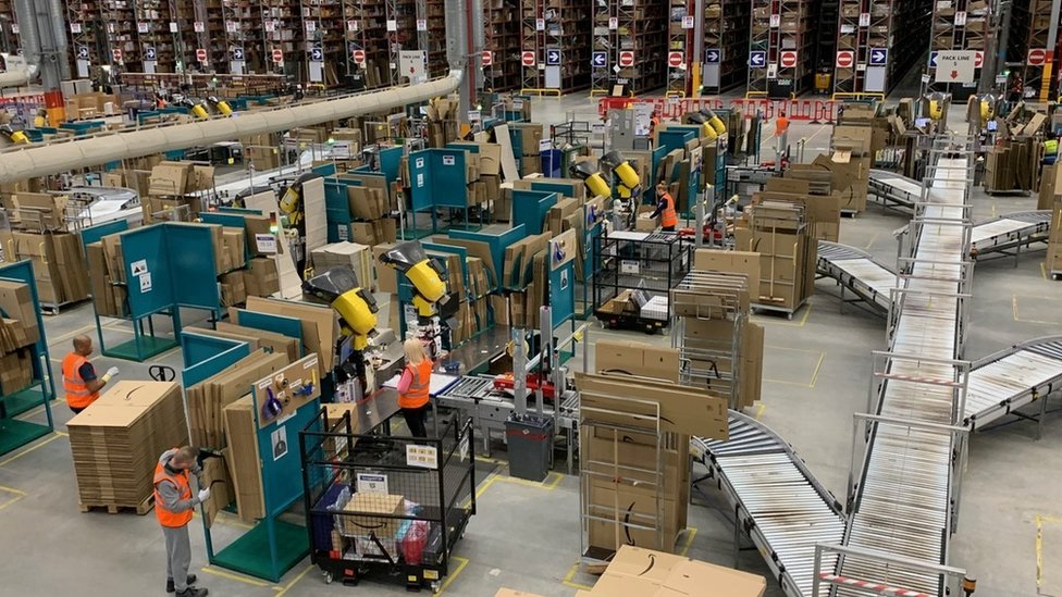 Рабочие на складе Amazon