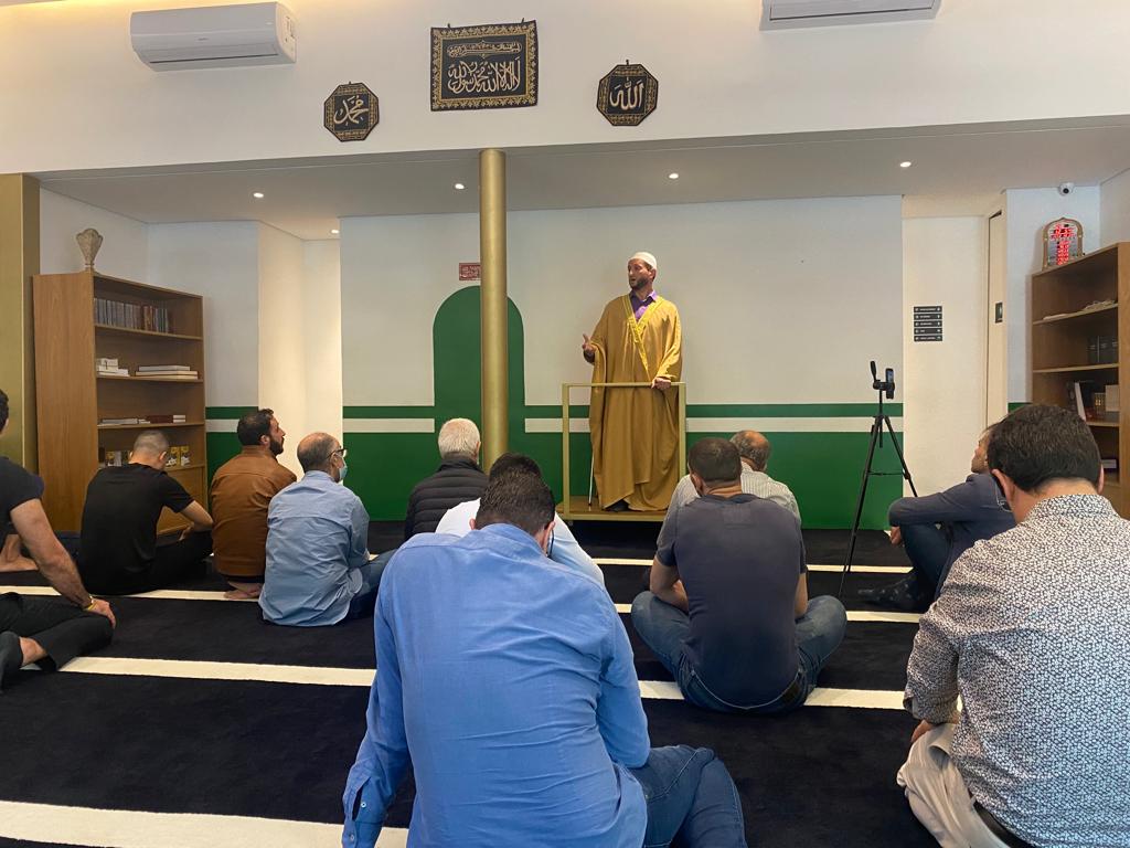 Sheikh Kamal Chahin durante o Salat al-Jummah