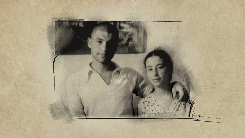 Una foto blanco y negro de Shura, ya adulto, junto a una mujer.