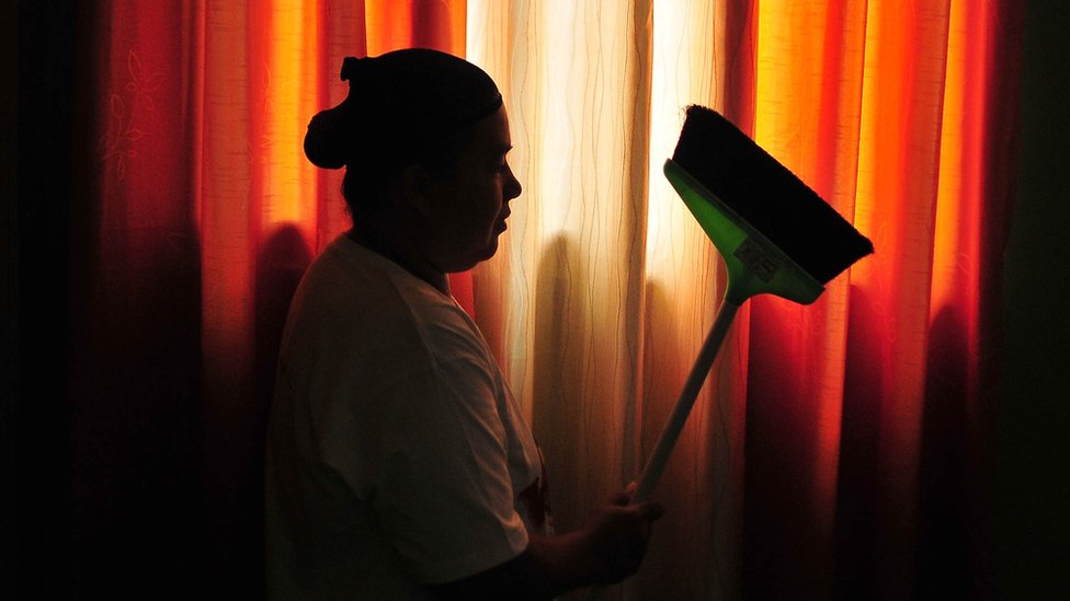 Los sirvientes de toda la vida no son una rareza en Filipinas. Mujer con una escoba