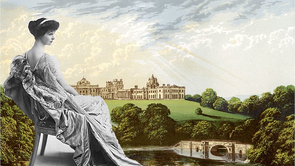 Consuelo Vandelbird en primer plano y el Palacio de Blenheim en el fondo