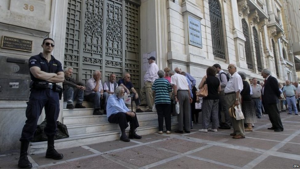 Линия за пределами банка в Афинах 11 июля 2015 г.