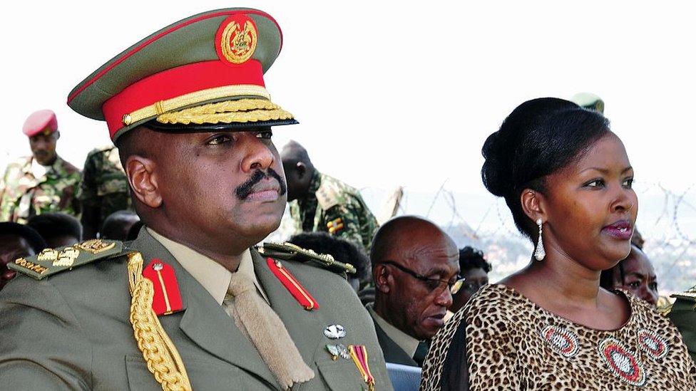 El presidente de Uganda nombró a su vástago, el general Muhoozi Kainerugaba (en la imagen con su esposa), como su asesor especial. Muhoozi Kainerugaba