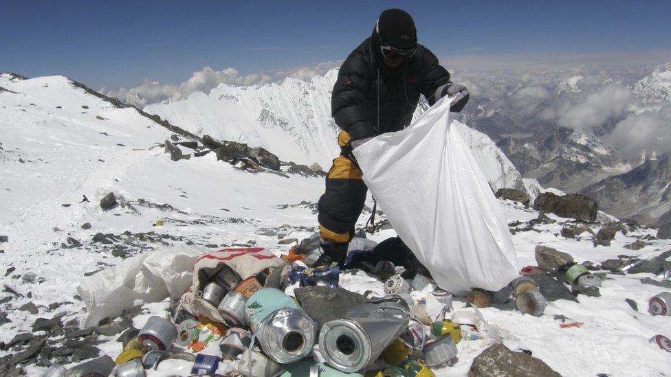 Nepalac čisti Mont Everest