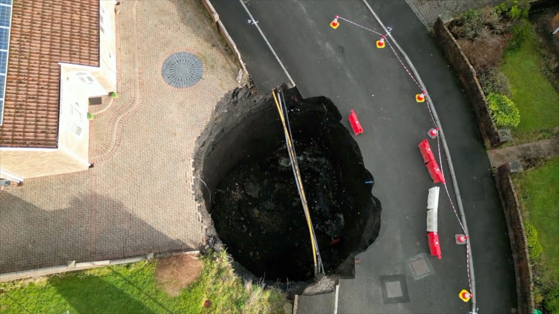 Sinkhole ‪ Massive Sinkhole in Japan Is Repaired - The New York Times