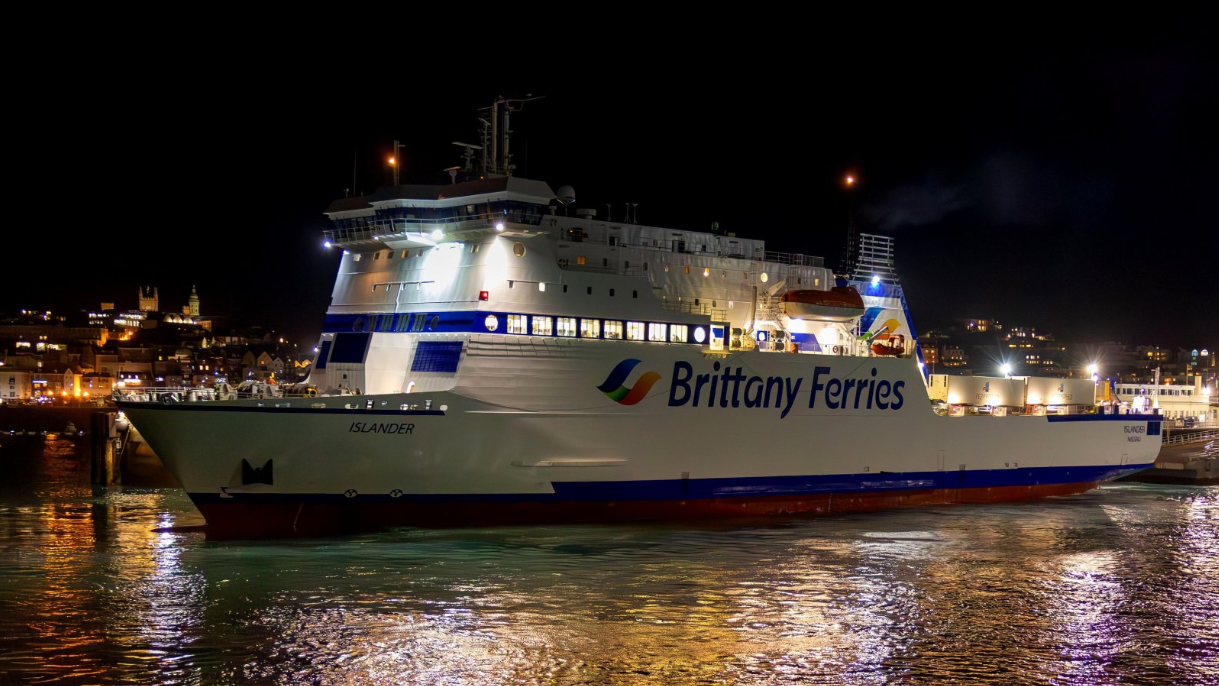 Guernsey overtakes Jersey in sea travel figures from the UK - BBC News