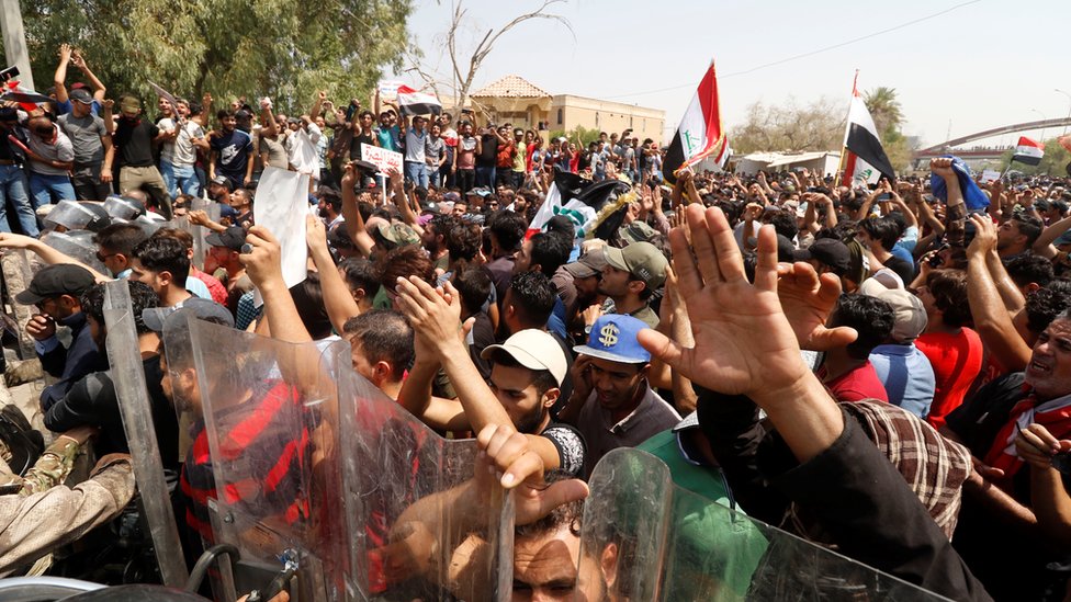 جانب من احتجاجات أمس الأحد في البصرة