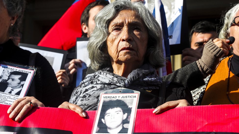 Manifestación contra la puesta en libertad de exagentes de Augusto Pinochet en Santiago de Chile