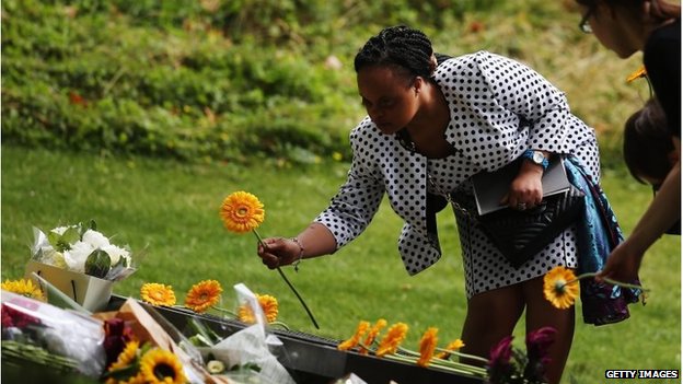 Семьи возложили цветы к мемориалу в Гайд-парке