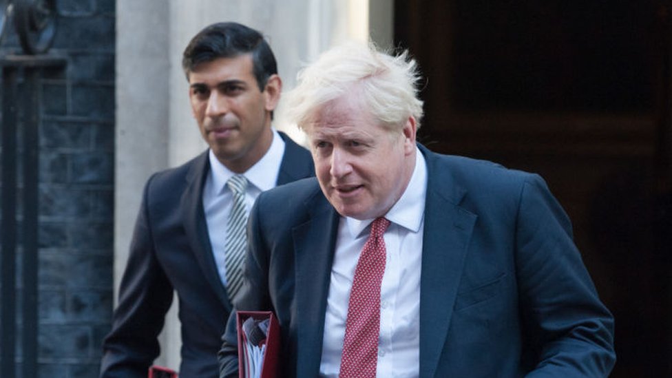 Ministro das finanças Rishi Sunak e primeiro-ministro Boris Johnson (à direita) em setembro de 2020