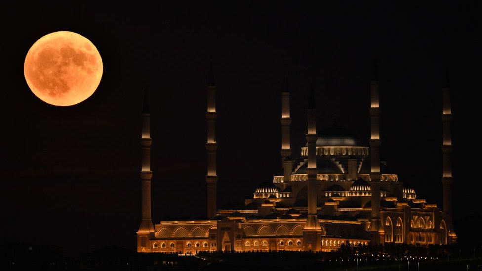 İstanbul'daki Büyük Çamlıca Camii'nin ardından görünen dolunay.