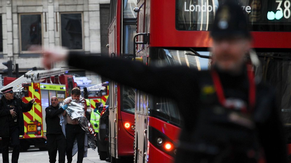 Полиция оказывает помощь раненому возле Лондонского моста в Лондоне после нападения в ноябре 2019 года