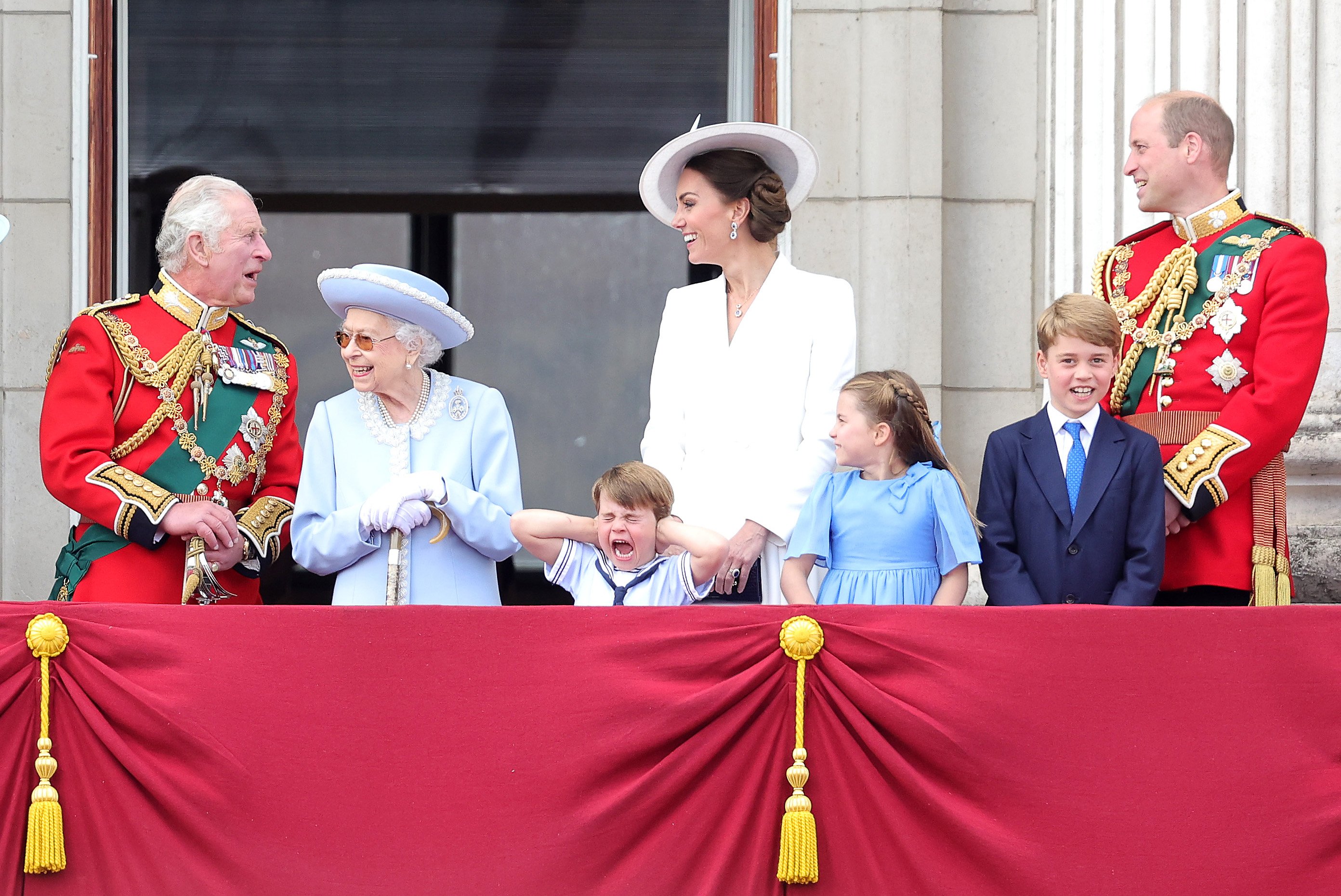 أربعة أيام من الاحتفالات بمناسبة اليوبيل البلاتيني للملكة إليزابيث الثانية في يونيو/حزيران. وشوهدت الملكة البالغة من العمر 96 عاما وهي تشاهد القوات العائدة من احتفال 