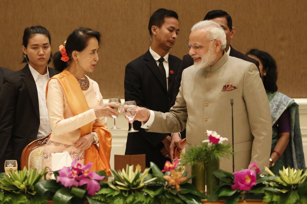India ha manifestado su apoyo a Myanmar en la "lucha contra el terrorismo". Aung San Suu Kyi y el presidente de India, Narendra Modi, brindando en Naypyitaw, Myanmar, el 5 de septiembre de 2017.