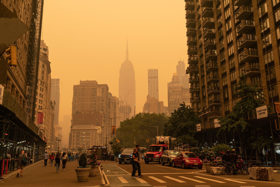 Vista del cielo nebuloso en Nueva York por la mala calidad del aire debido al humo de los incendios forestales canadienses.