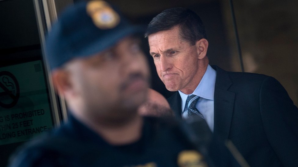 Flynn se declaró culpable de haber dado testimonios falsos al FBI. Michael Flynn saliendo de la corte el 1 de diciembre de 2017.