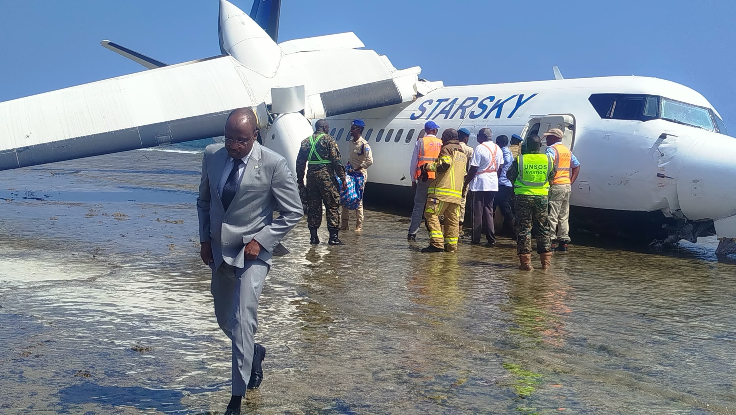 Pilot praised after landing faulty Somali passenger plane on seashore