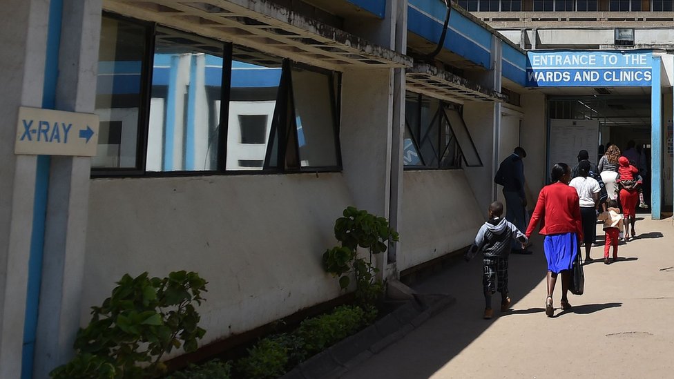 Люди идут перед старейшей больницей Кении, Национальной больницей Кениата (KNH) в Найроби, 23 января 2018 года