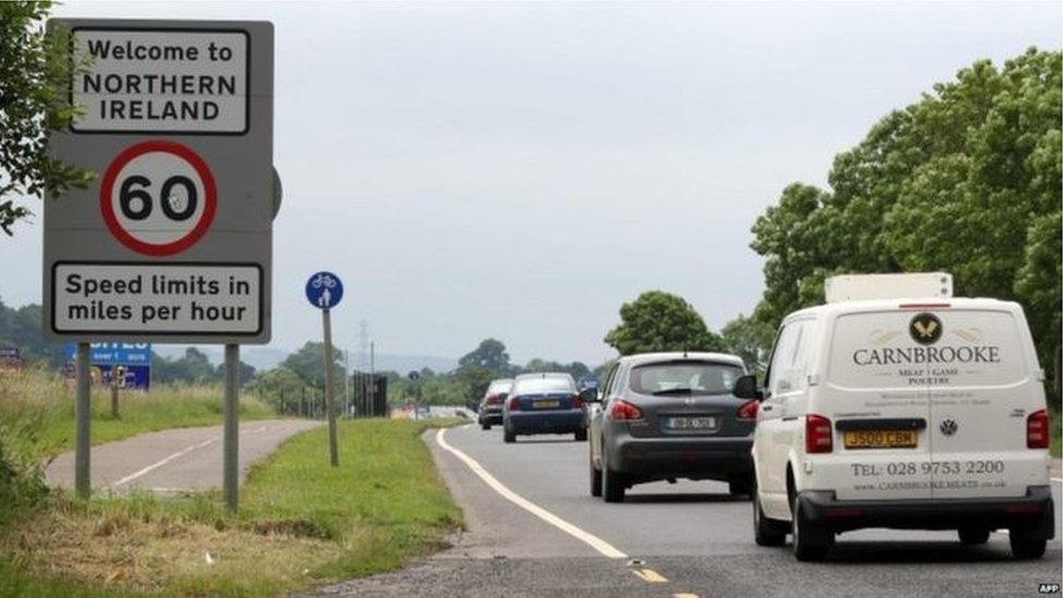 Транспортные средства едут по дороге через границу Ирландии