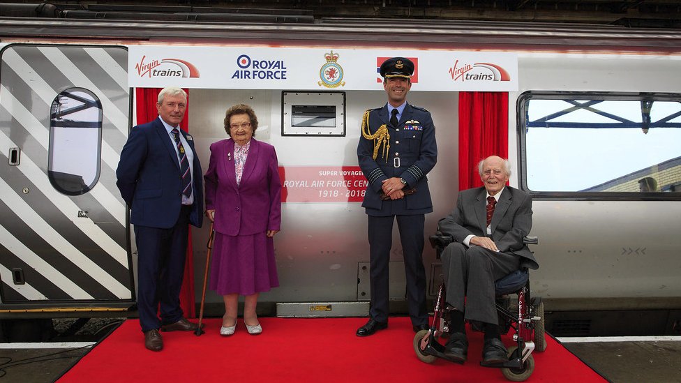 Пол Уильямс (менеджер группы водителей Virgin Trains), Мэри Робертс, капитан группы командующего станцией RAF Valley Ник Такер-Лоу, с Джоном Винном