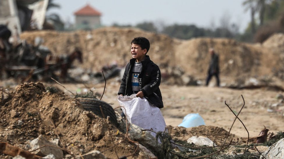 Palestinski dečak plače dok stoji među ruševinama u Magaziju u centralnoj Gazi
