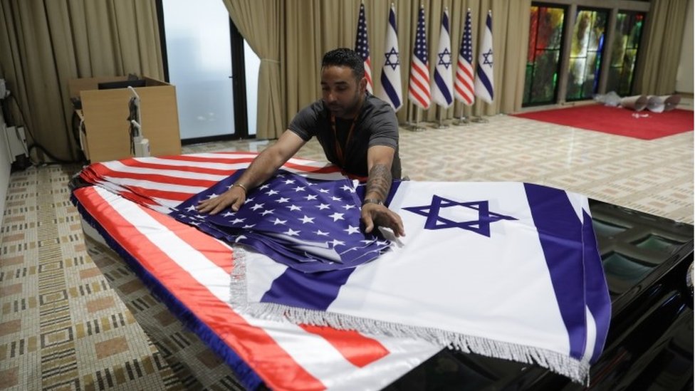 Worker prepares Israeli and US flags in Israel (11/07/22)
