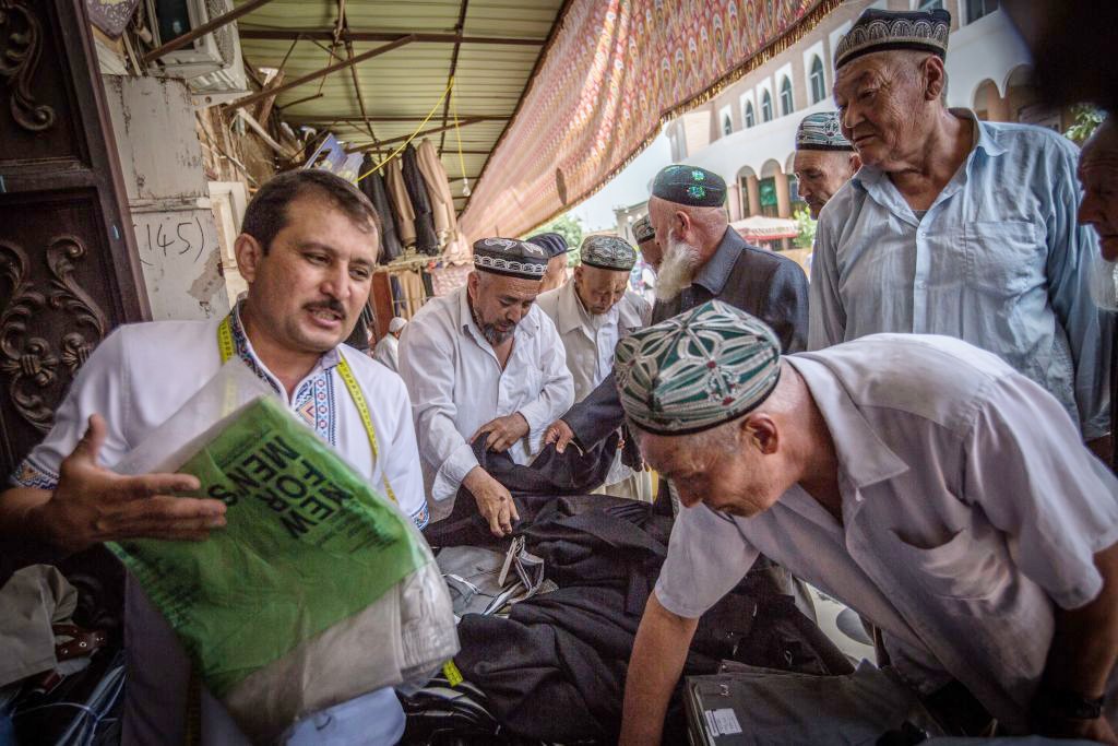 2017年，新疆喀什的穆斯林在市場購買衣服。