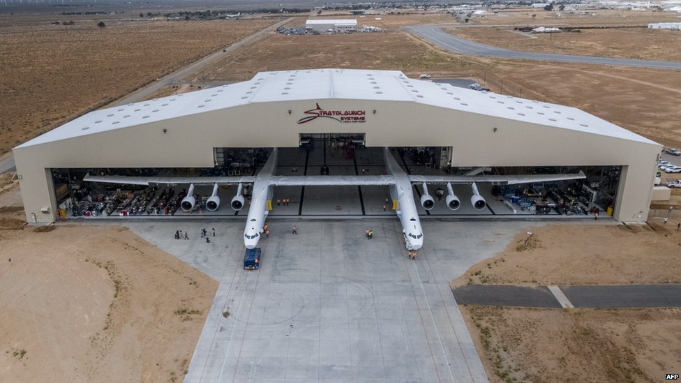 El Stratolaunch está compuesto por dos cuerpos unidos por una única ala de 117 metros de envergadura. Imagen del Stratolaunch