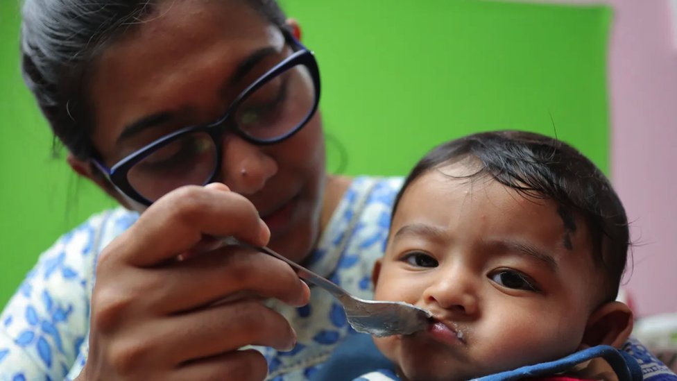 Os primeiros sinais da língua presa podem ser problemas na amamentação. Com mais idade, a criança pode enfrentar dificuldades para mastigar e engolir os alimentos.