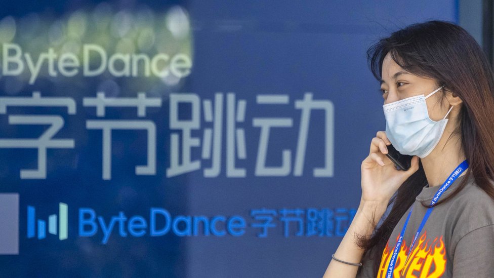 上海字節跳動辦公樓外一名女士在用手機通電話（3/8/2020）