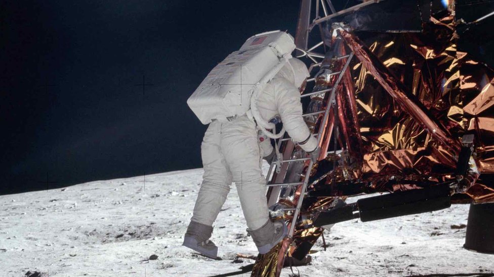 O piloto Buzz Aldrin desce os degraus da escada do módulo lunar enquanto se prepara para andar na Lua durante a missão Apollo 11