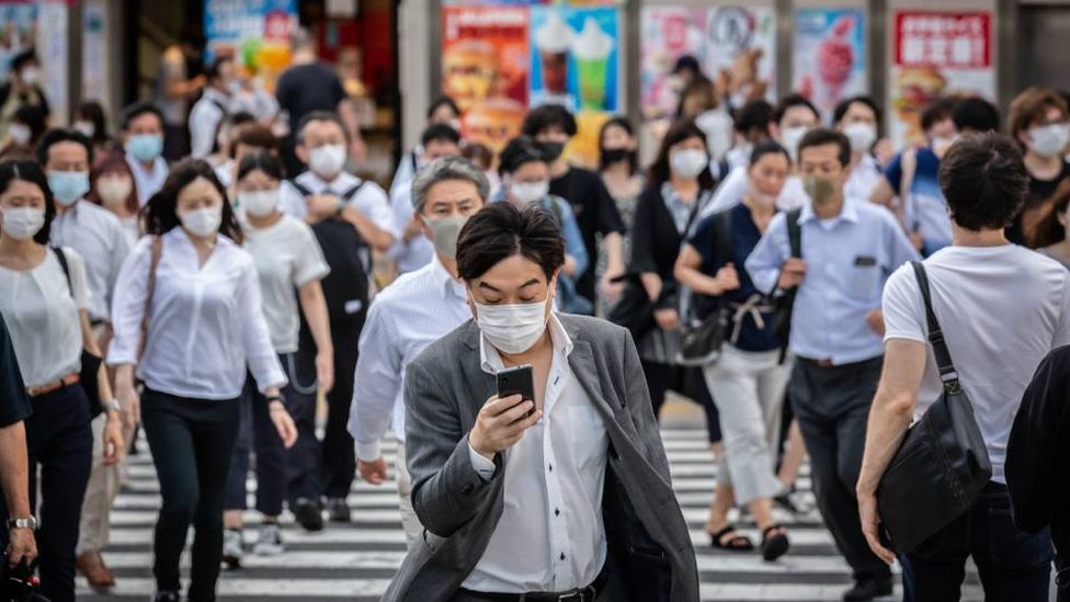 Personas caminando una calle en Japón