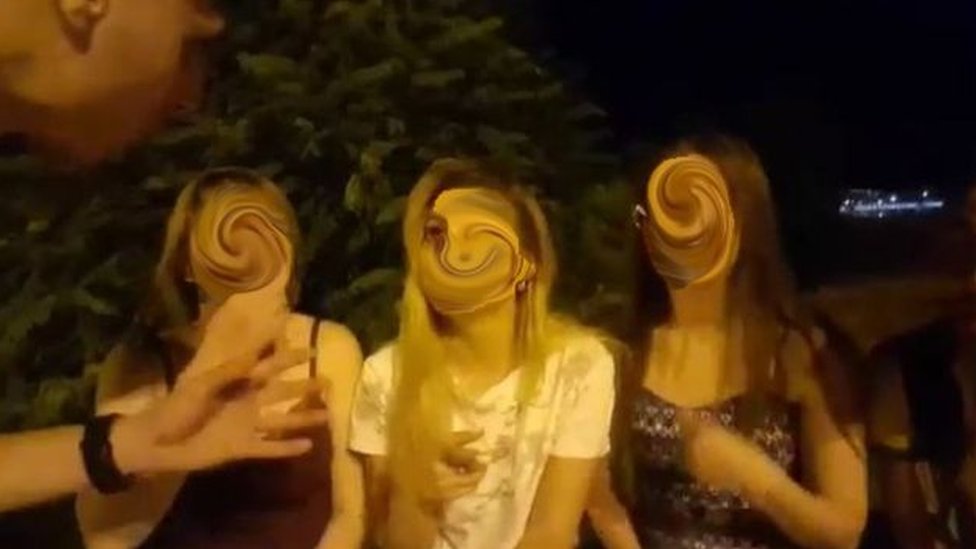 Скриншот онлайн-видео с тремя русскими женщинами с размытыми лицами