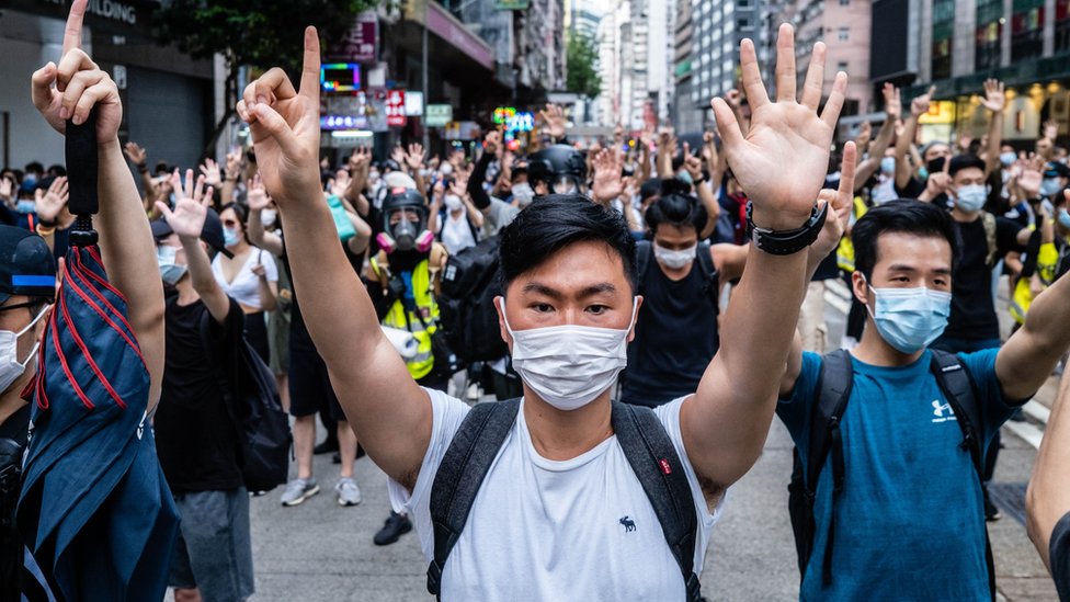 香港群眾自行上街遊行舉起「五大訴求缺一不可」手勢（1/7/2020）