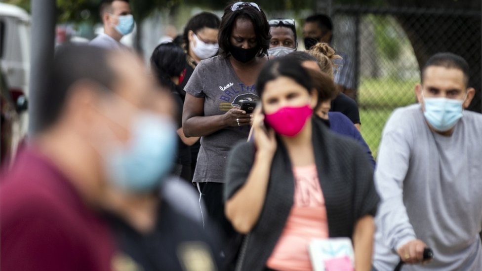 Люди стоят в очереди, чтобы пройти тестирование на Covid-19 на полигоне в Линкольн-парке в Лос-Анджелесе, Калифорния
