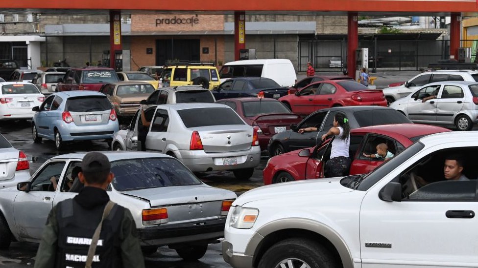 Cola en gasolinera.