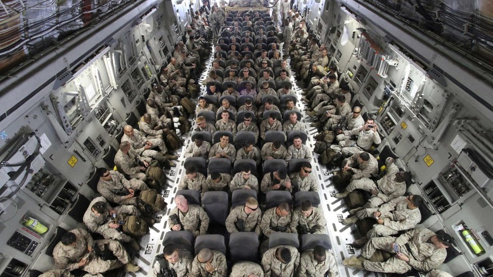 Войска США на борту самолета-транспортера в Афганистане