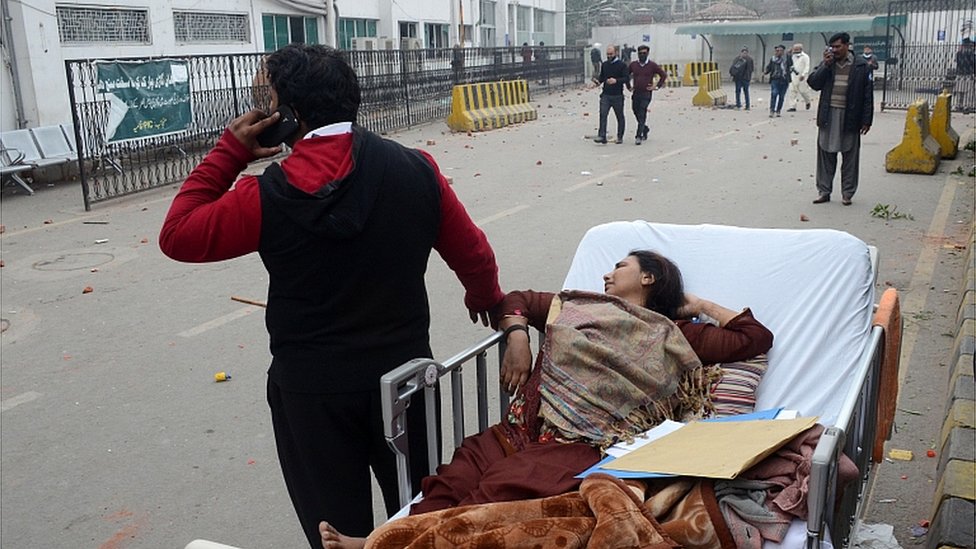 Пациенты остаются за пределами Пенджабского института кардиологии (PIC) после столкновения адвокатов с полицией и штурма больницы в Лахоре 11 декабря 2019 г.
