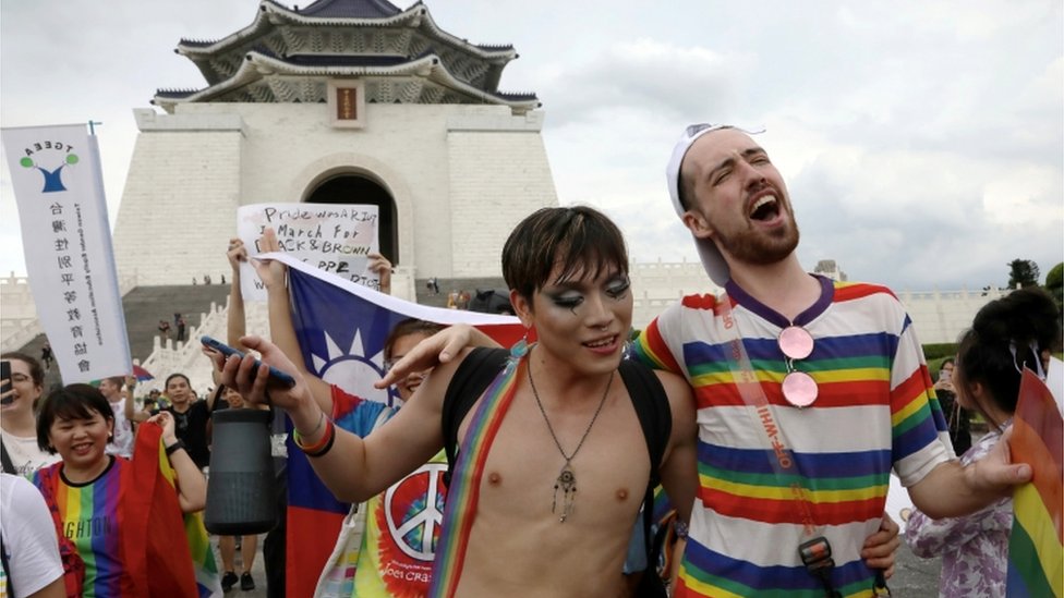 Члены ЛГБТ-сообщества присоединяются к маршу, чтобы отметить месяц гордости в Национальном мемориальном зале Чан Кайши в Тайбэе, Тайвань, 28 июня 2020 года
