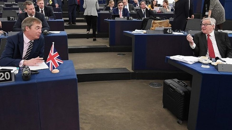 Найджел Фарадж и Жан-Клод Юнкер в Европейском парламенте