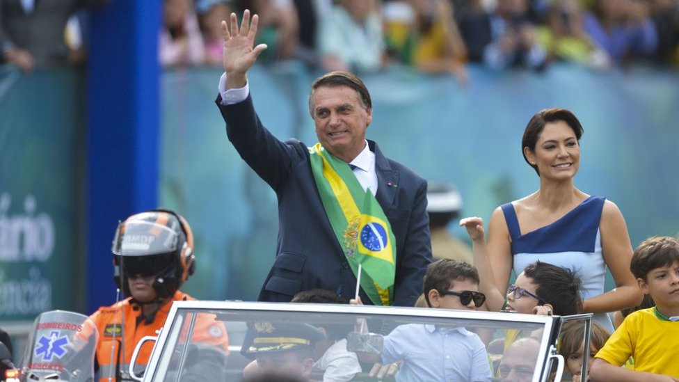 Jair Bolsonaro e a primeira-dama desfilam em carro aberto em Brasília no 7 de Setembro
